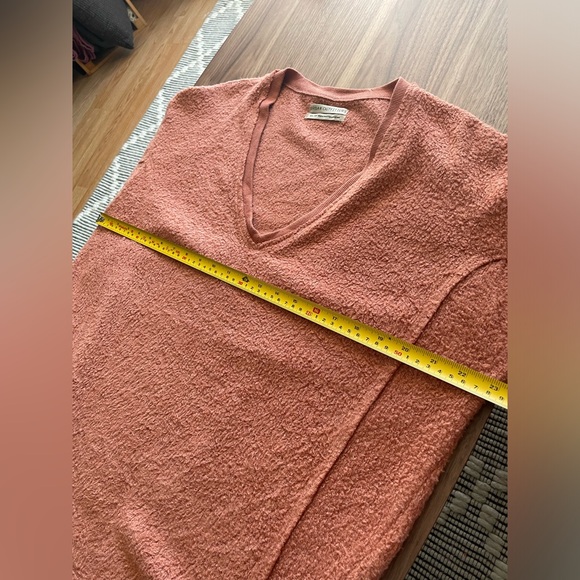 UO V-Neck - Picture 6 of 7